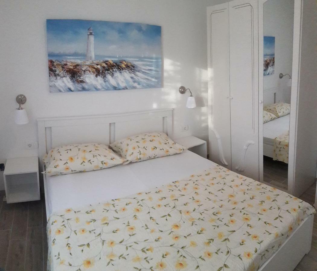 Apartments Villa Antony Дрвеник Екстериор снимка